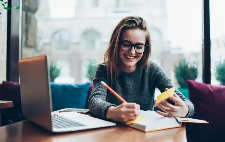 Trabajar y estudiar a los 18: ¿se puede?